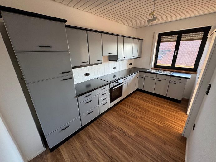 Hepberg’in merkezi konumunda geniş, kapsamlı şekilde yenilenmiş 3 odalı, 1. kat dairesi + 2 balkon – Küche
