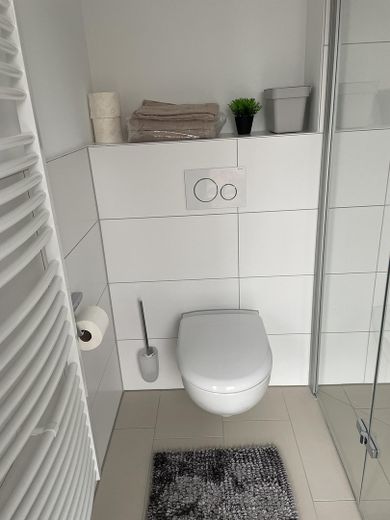 Neubau - helle 1-Zi Whg, voll eingerichtet + vollmöbliert, Bad mit Fenster - ab 12/26 provisionsfrei – Bad