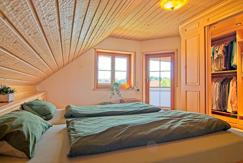 Prestigious A+ country house with in-law apartment on park-like grounds – Schlafzimmer mit Ankleide