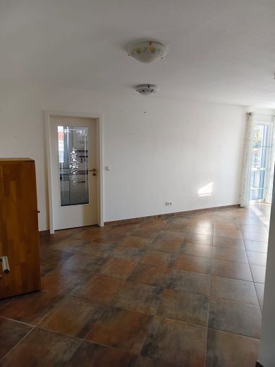 Zentral gelegene 80qm-Wohnung mit großem Sonnenbalkon – Wohn- und Essraum