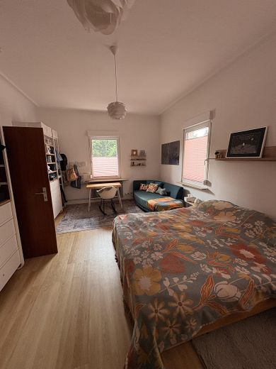 Quiet 5-room period apartment with garden in Kirchheim/Teck – Schlafzimmer 1