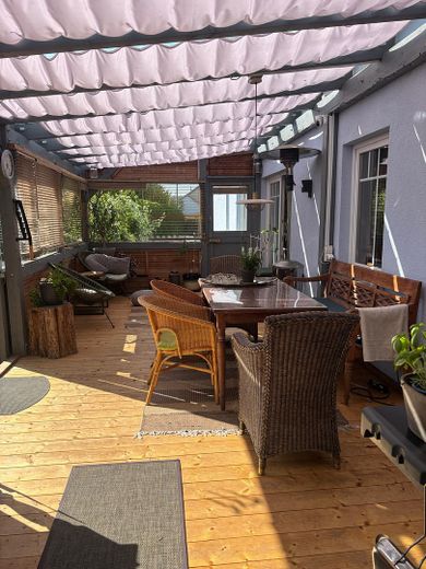Toskana-Villa freistehend auch als Zweifamilienhaus nutzbar – Wintergarten