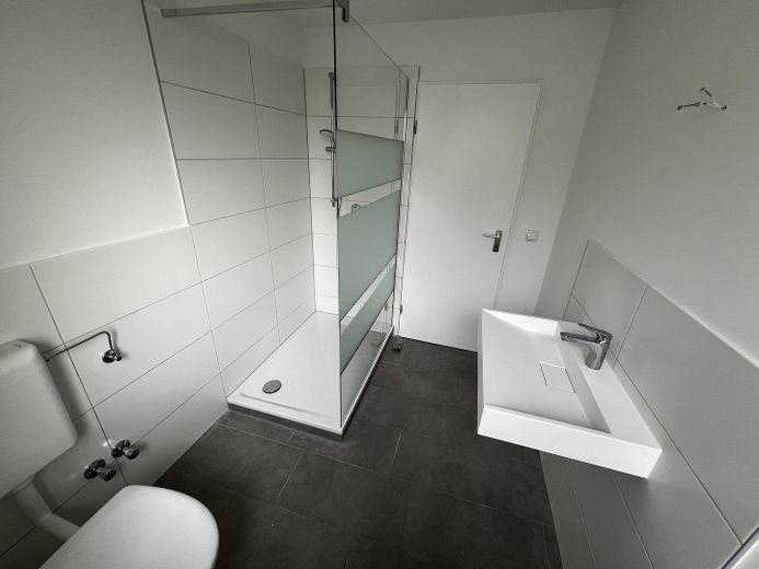 Zentral & grün: 3-Zimmer-Wohnung mit Garten & EBK in Hehlentor – Badezimmer