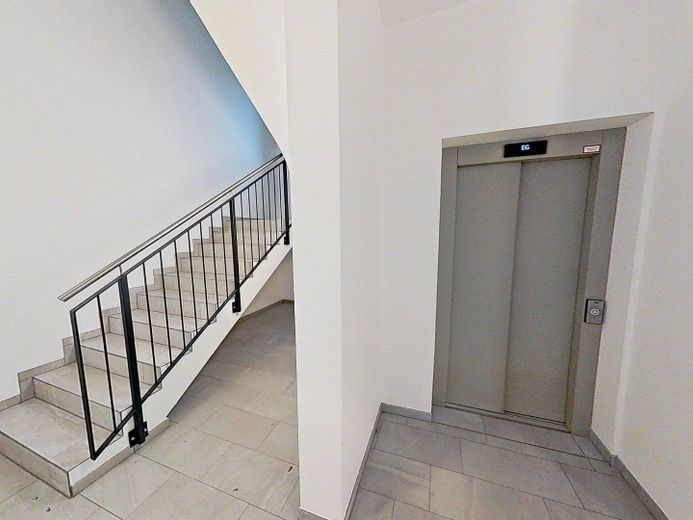 OFERTA DESTACADA: ¡Piso de ensueño de 3 habitaciones con BALCÓN y moderna COCINA AMUEBLADA en el BERGQUARTIER de Magdeburgo! – Hausflur mit Fahrstuhl