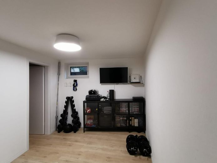 Esclusivo appartamento maisonette di 4,5 locali con giardino a Meerbusch Büderich – Zimmer im Souterrain