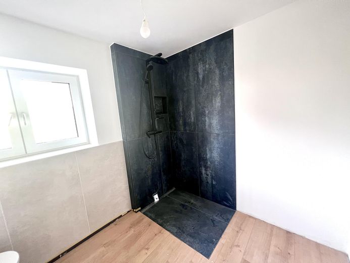 Erstbezug Möhringen: Stilvolle 3,5-Zi.-Etagenwohnung mit Kamin, Balkon & Garten – Dusche