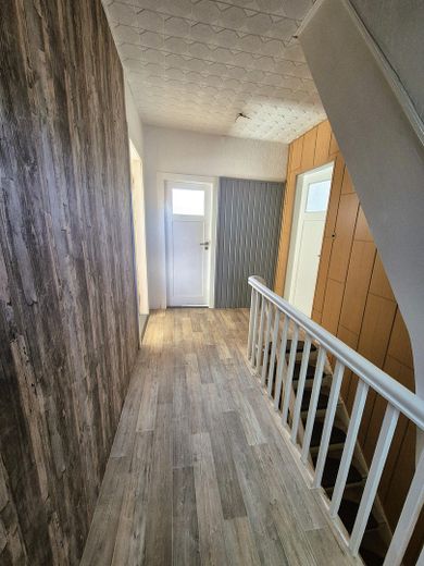 Großes Grundstück im Grünen mit Haus, Garage, Carport, Stellplätze – Flur oben