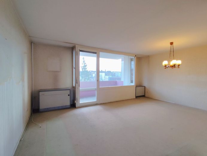 Rohdiamant mit Weitblick: Erschaffen Sie Ihr Traumzuhause in Kulmbach! – Wohnzimmer