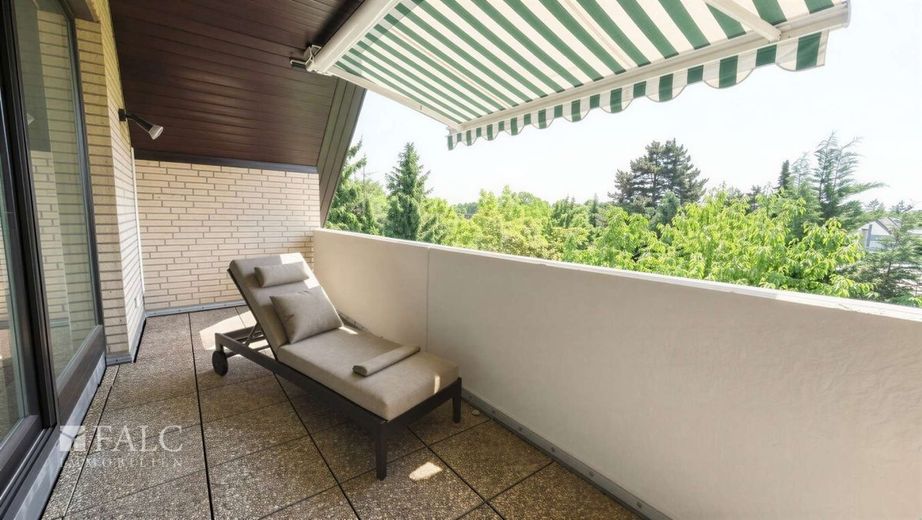 Stilvolle Maisonette-Wohnung mit zwei Balkonen und Kamin in begehrter Lage von Düsseldorf – Balkon oben - (KI generiert)