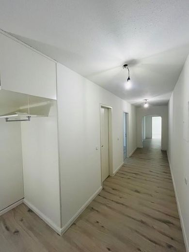 Moderne 3,5-Zimmer-Wohnung (108 m²) – Erstklassig saniert mit großem Wohnbereich – Flur