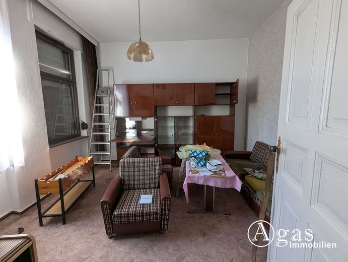 Schmuckstück im Dornröschenschlaf: Einfamilienhaus mit Einliegerwohnung + Nebengelass in Biesenthal – Wohnzimmer Erdgeschoss