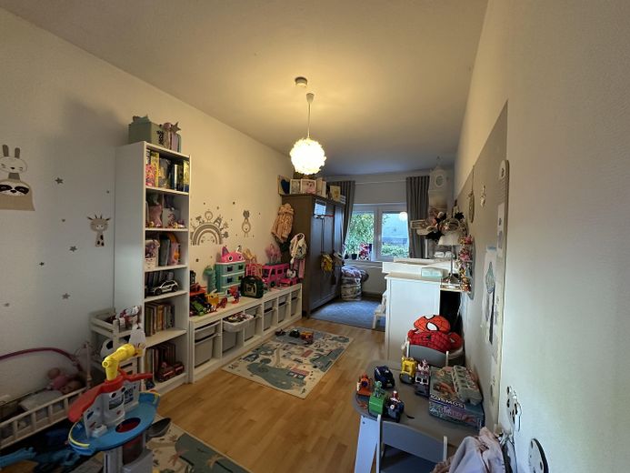 ZENTRUMSNAH! EG Wohnung ETW in saniertem MFH – Kinderzimmer