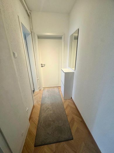 Stilvolle und möblierte 2-Zimmer-Wohnung in Stuttgart-West (flexible Befristung möglich) – Flur