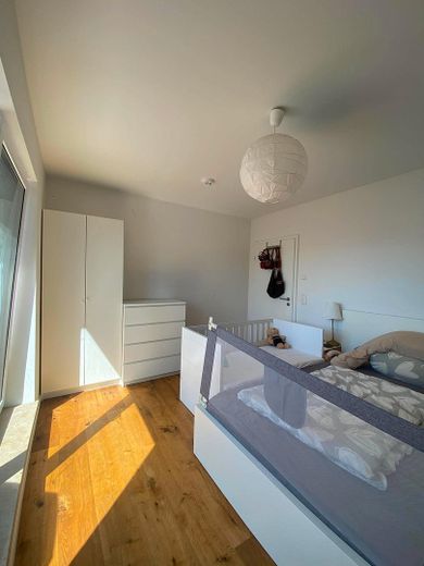 Neuwertige 3-Zimmer-Eigentumswohnung in Straubing – Schlafzimmer