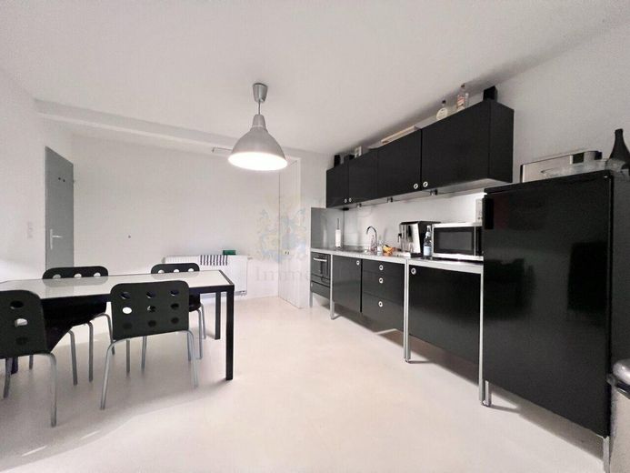 العمل والسكن في شقة تصميمية علوية تحت سقف واحد – Küche, Bestand