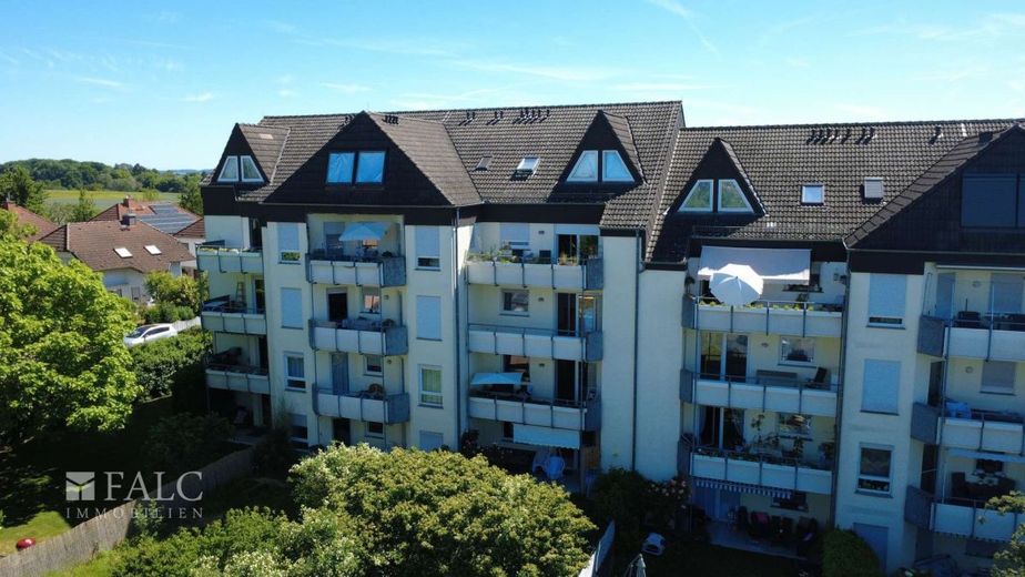 Wohnen mit Weitblick: 3 Zimmer, Balkon, 2 Stellplätze &amp; Blick ins Grüne – Außenansicht