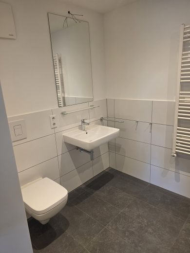 Erstbezug: Moderne Wohnung im 1. Obergeschoss und Balkon sowie energieeffizientem Wohnkomfort – Duschbad