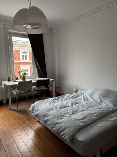 Rechtes Zimmer zur Strasse