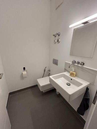 Przestronne mieszkanie 7-pokojowe z 2 balkonami i 2 miejscami parkingowymi w doskonałej lokalizacji w centrum Karlsruhe – Gäste-WC