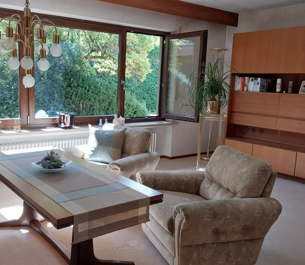 Casa unifamiliar independiente en más de 1.000 m²: tranquila, soleada, con sótano de uso versátil, cerca de Friburgo – Separates Wohnzimmer