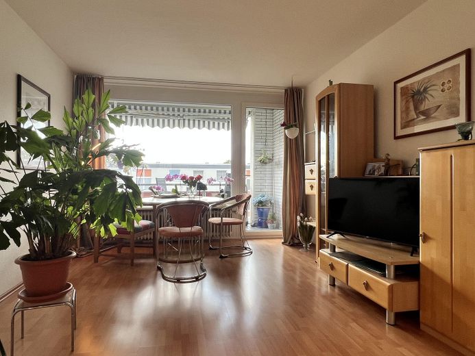 Bez prowizji - jasne mieszkanie na ostatnim piętrze z balkonem, w odległości spaceru od stacji AKN. – Wohnzimmer