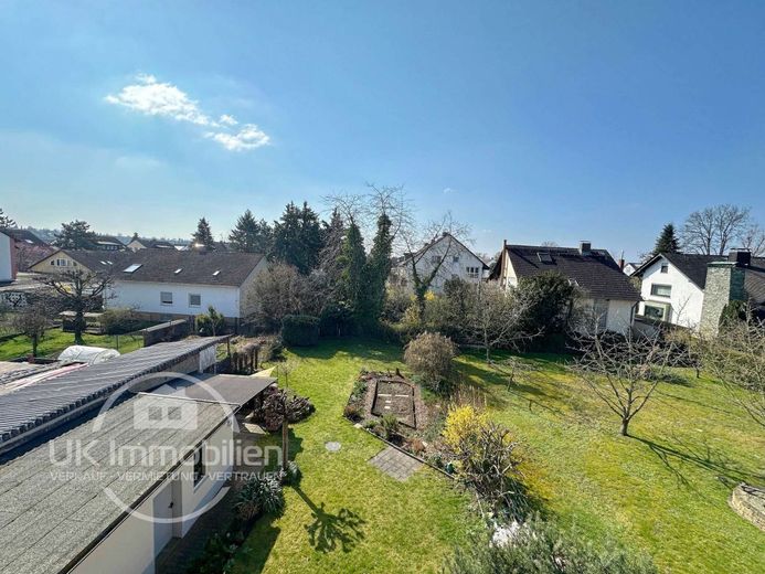 Erstbezug nach Sanierung 2,5-Zi-Whng im Dachgeschoss mit Gartenidylle – Wohnzimmer Ausblick