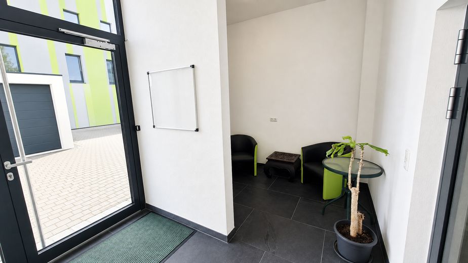 Eigenständige, hochwertige Gewerbeeinheit mit Halle, Büros & Galerie – direkt an der B12 – 20_Wartebereich_Eingang