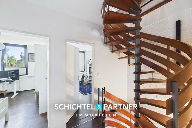 Radio Bremen | Große Maisonettewohnung mit Spitzboden, Balkon &amp; Garage – S&amp;P | Treppenaufgang