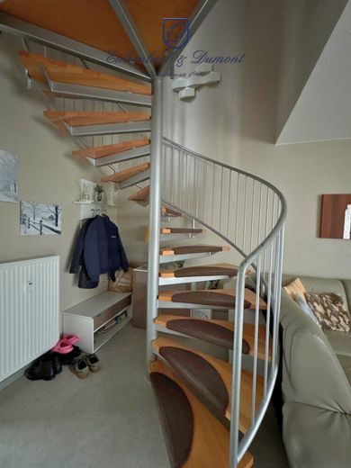 Attraktiv vermietete 3-ZKB Maisonette: Terrasse, Stellplatz, saniert mit neuem Dach und Fenstern – Treppe zum 2.OG