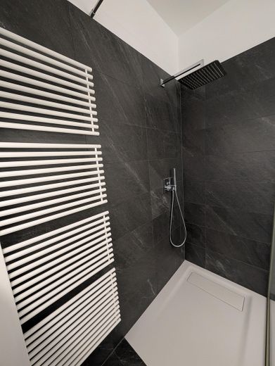 Amplio piso de 5 habitaciones – ideal para familias o parejas que buscan espacio – Dusche Gäste-Bad