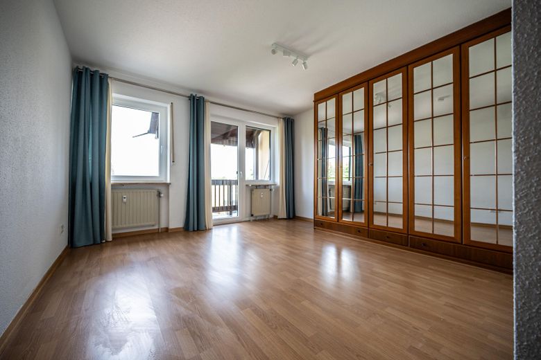 Lichtdurchfluteter Wohnkomfort in Uni-Bestlage – 90 m² mit 3 Balkonen & TG-Stellplatz – Schlafzimmer Foto 1