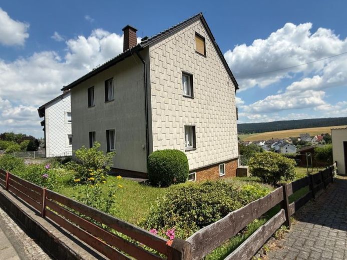 Gepflegtes Einfamilienhaus mit grandiosem Frankenwaldblick | 176 m² Wfl./Nfl. | Garage & Gartenhütte – Foto 1