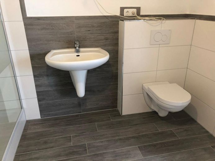 Zweifamilienhaus mit Gewerbe und viel Potenzial in Kleinwallstadt – EG Bad 
