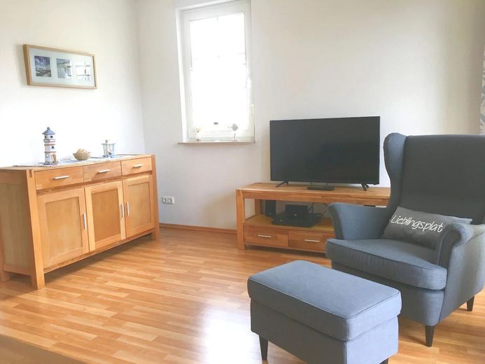 TV und Sessel im Wohnzimmer