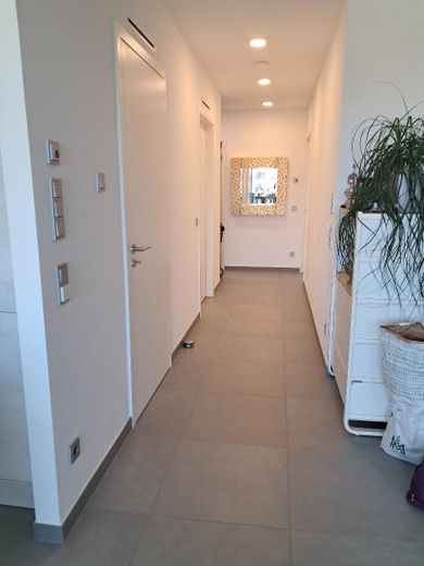 Appartement exclusif de 3 pièces, climatisation au plafond, chauffage au sol dans un parc avec jeux d’eau, 2 salles de bains – Gang