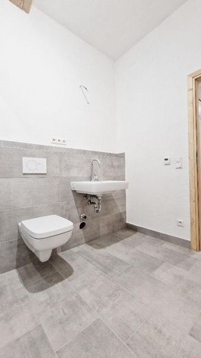 EG Wohnung mit Terrasse | NACHHALTISGTE Immobilie Wolfsburgs, Lehmbau, PV - Autarkie, Appsteuerung – Bad
