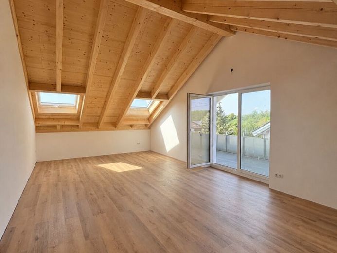 stilvolle 3,5-Zimmer-Wohnung in Buxheim mit Küche und großem Balkon – Foto 1