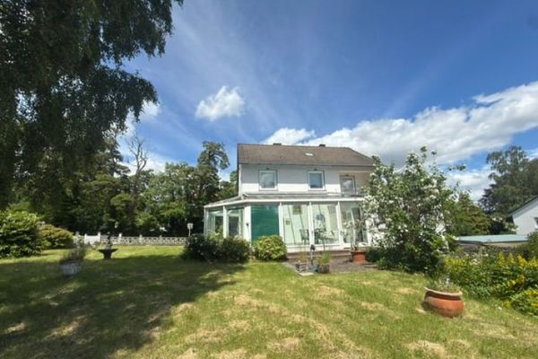 Brasselsberg: Casa unifamiliar exclusiva con jardín de invierno y jardín tipo parque