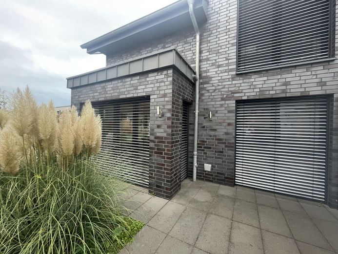 Steinterasse vor den Garagen