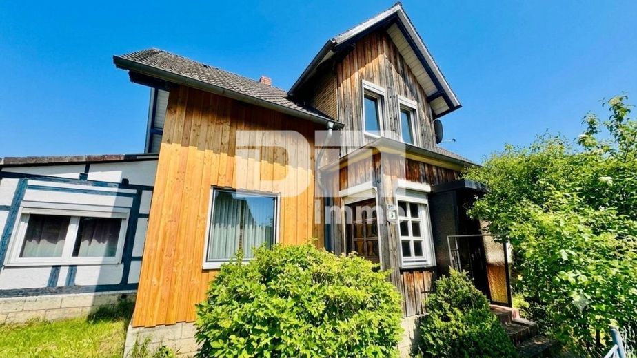 Charmantes Einfamilienhaus/Resthof mit viel Platz, modernisierter Technik und idyllischem Garten – Frontansicht Wohnhaus