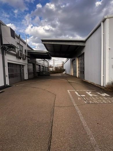 zwischen den Hallen