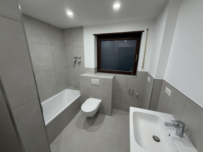 Attraktive Maisonette mit Südbalkon, zwei komplett renovierten Bädern und neuer Küche in Brühl – Bad EG