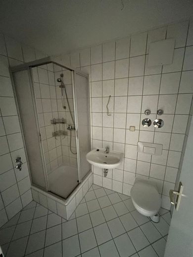 Großzügige und vermietete 1-Zimmer mit EBK, Dusche und Laminat in zentraler Lage! – PHOTO-2025-02-11-15-11-20_3