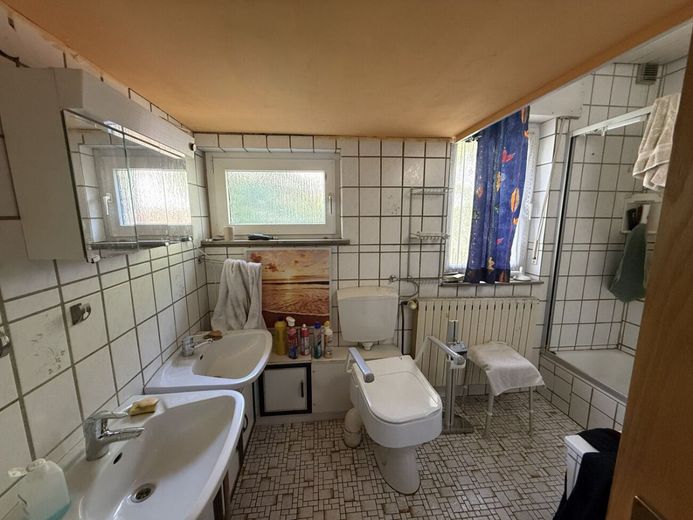 Vielseitiges Ein- bis Zweifamilienhaus mit großzügigem Grundstück in Volmerdingsen – Badezimmer