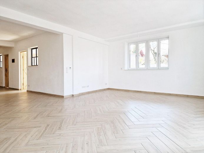 EG Wohnung mit Terrasse | NACHHALTIGSTE Immobilie Wolfsburgs, Lehmbau, PV - Autarkie, Appsteuerung – Wohn - und Essbereich