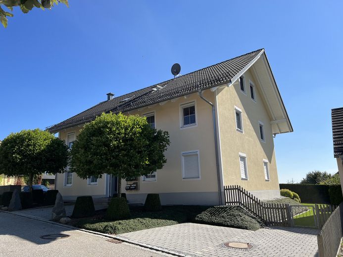 helle 2-Zimmer Wohnung mit Balkon – Hausansicht