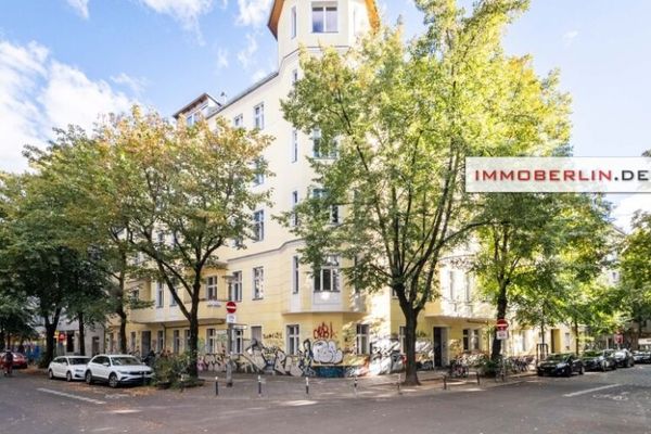 IMMOBERLIN.DE - Charmante Stuck-Altbauwohnung mit Westloggia