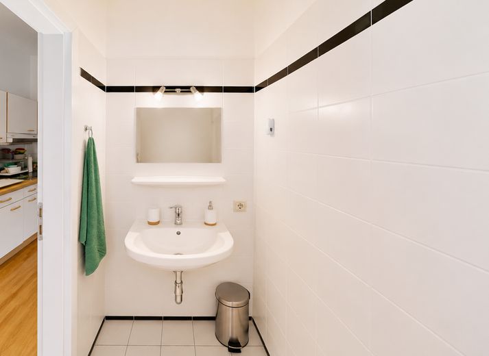 Loftartige Gewerbe-/Wohneinheit mit Schaufenster &amp; Keller - barrierefrei, ruhig &amp; citynah bei Berlin – Toilette Waschtischseite