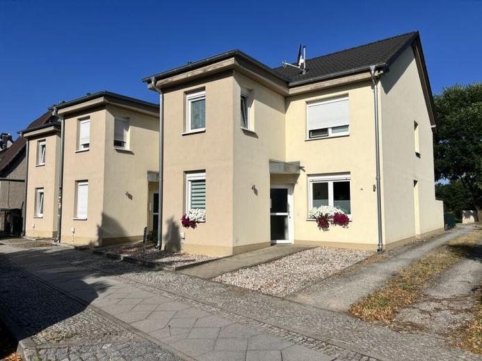 Drievoudig investeren – aantrekkelijke rijtjeswoninglocatie met 3 huizen, bouwjaar 2016 – Photo 1