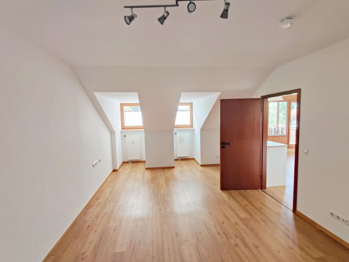 hell und geräumig: renovierte 2 Zimmer DG-Wohnung auf 69m² mit großem Gaubenbalkon ohne Provision – Blick im Schlafzimmer 